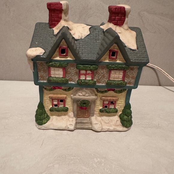 VINTAGE CR SEASONS CERAMIC LIGHTED CHRISTMAS VILLAGE HOUSE PRE OWNED - Picture 2 of 5